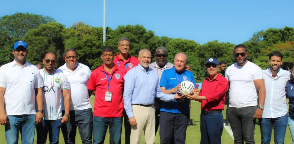 Rubén García, de la Fedofútbol, junto al alcalde Manuel Jiménez; el comisionado de Fútbol, Benny Metz, directivos de la LDF y de los Delfines del Este y Jarabacoa FC.