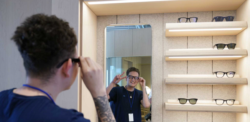 Askia Luna, experta en metaexperiencia, demuestra las gafas inteligentes Ray Ban Stories durante una vista previa de Meta Store en Burlingame, California, el miércoles 4 de mayo de 2022. (Foto AP/Eric Risberg)