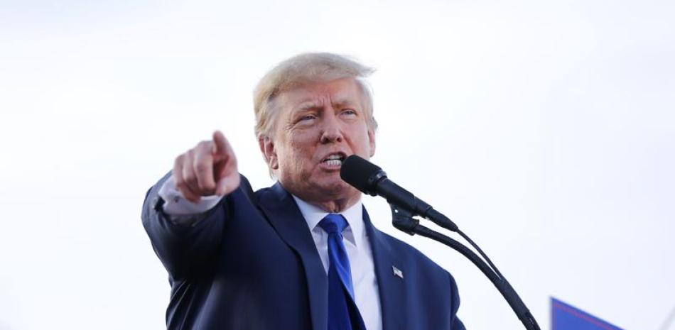 ARCHIVO - El expresidente Donald Trump pronuncia un discurso durante un acto político en terrenos de la Feria del Condado Delaware, en Delaware, Ohio, el sábado 23 de abril de 2022. (AP Foto/Joe Maiorana, Archivo)