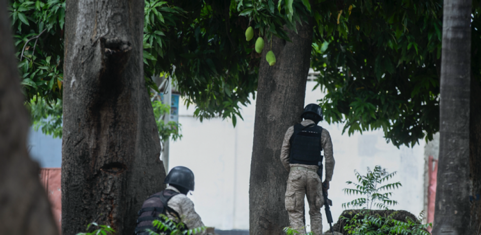 Policías haitianos participan en misión contra pandilleros en Croix des Bouquets. AP/