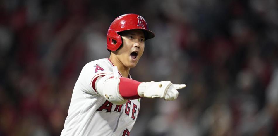Shohei Ohtani (17), de los Angelinos, reacciona mientras recorre las bases tras conectar un grand slam en el séptimo inning del juego frente a los Rays.