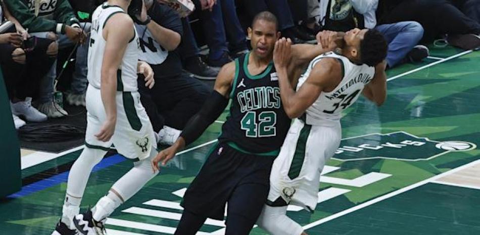 Al Horford, de los Celtics, comete una falta flagrante a Giannis Antetokounmpo, de los Bucks, luego de realizar un donqueo en el partido del lunes en Milwauikee.