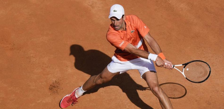 Novak Djokovic devuelve ante Aslan Karatsev en el Abierto de Italia, en Roma.