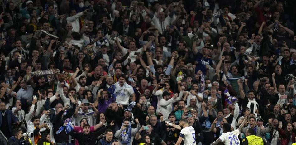 El astro de Real Madrid Karim Benzema, izquierda, celebra el tercer gol de su equipo en la semifinal de la Liga de Campeones contra Manchester City.