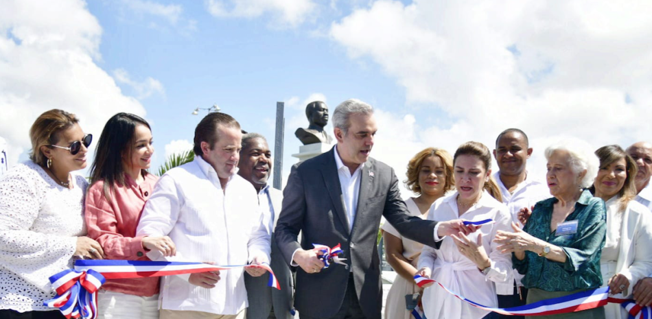 Presidente Luis Abinader reinaugura plaza en honor a Peña Gómez. JOSÉ A. MALDONADO/