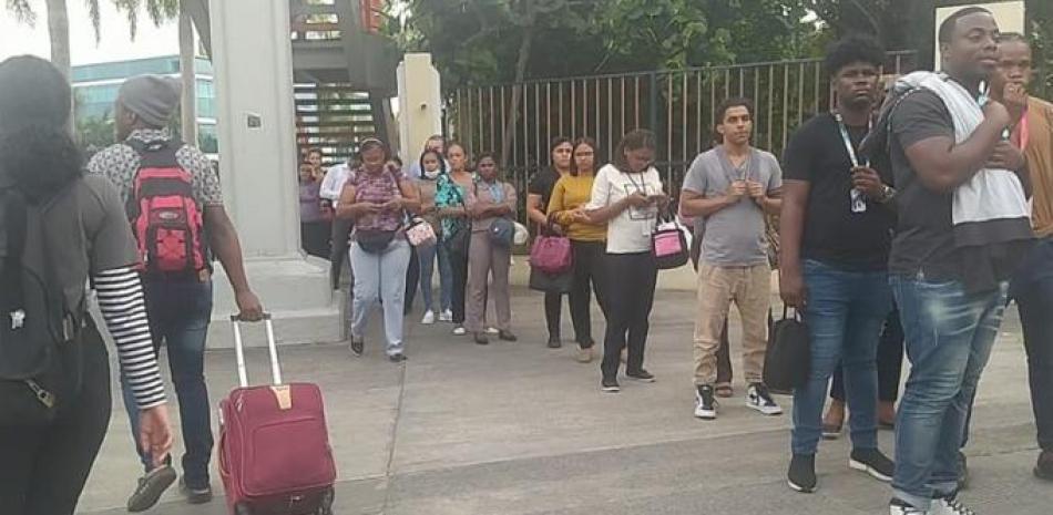 Fila para ingresar al Metro de Santo Domingo