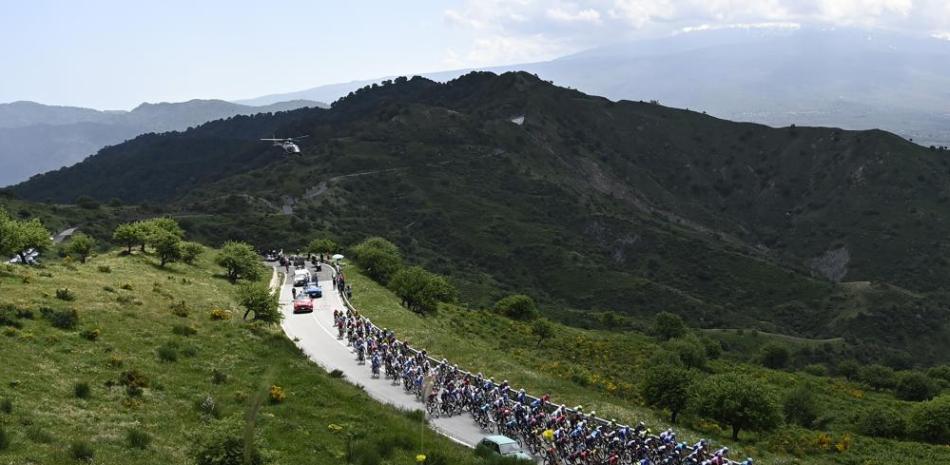 El pelotón del Giro de Italia durante la quinta etapa de la carrera, en Messina, el miércoles.