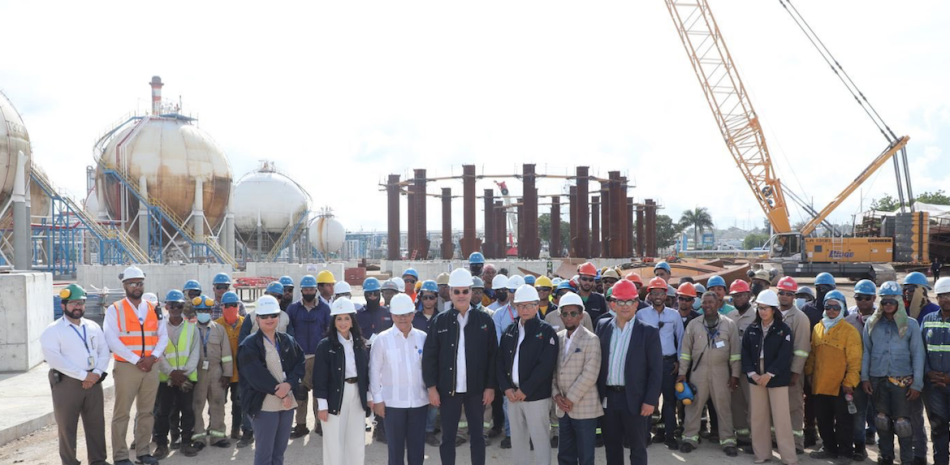 El presidente Luis Abinader supervisó el plan de expansión de la Refinería Dominicana de Petróleo, que permitirá mayor capacidad de almacenamiento. GLAUCO MOQUETE/LD