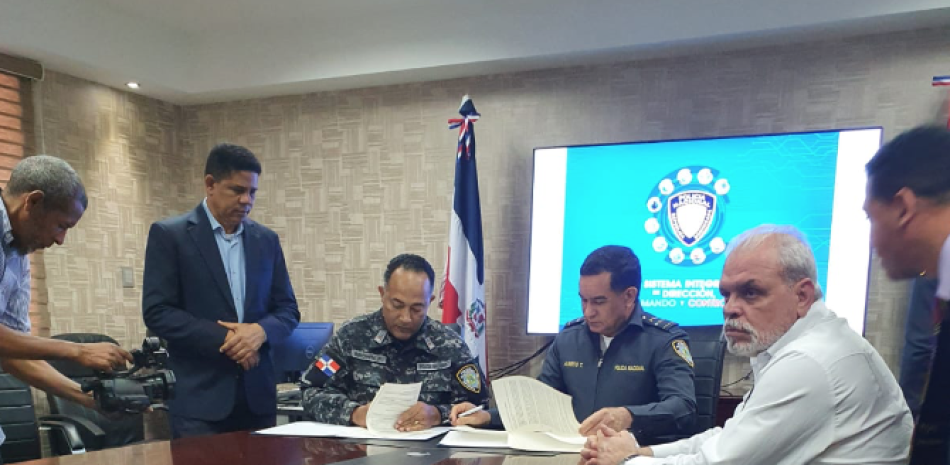 El director de la Policía, mayor general Eduardo Alberto Then cuando firmaba un convenio con el general Juan Gerónimo Brown para masificar el uso del sistema.