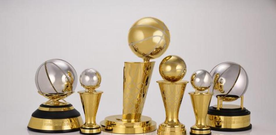 En una fotografía proporcionada por la NBA se aprecia un grupo de trofeos. La liga presentó el trofeo Larry O’Brien ligeramente rediseñado, además de cambios al trofeo Bill Russell para el Jugador Más Valioso de la final de la NBA y el rediseño de los trofeos para los campeones de conferencia.