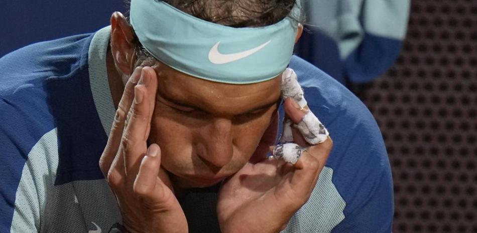 Rafael Nadal se toca la cabeza durante el encuentro ante el canadiense Denis Shapovalov que terminó perdiendo.
