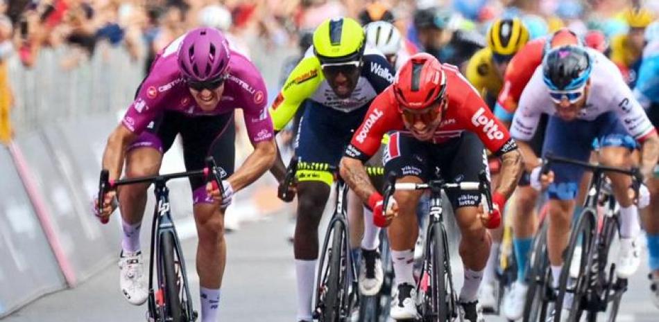 Arnaud Demare (izquierda) acelera para superar a Caleb Ewan (centro) para ganar la 6ta etapa del Giro de Italia, entre Palmi y Scalea.