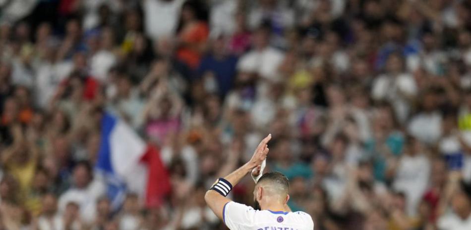 El francés Karim Benzema, del Real Madrid, abandona la cancha durante un partido de La Liga española ante el Levante.