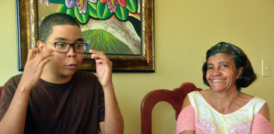 Alci junto a su madre Carmen Capellán Hernández, quien ha enfrentado el reto de lograr la inclusión su hijo.