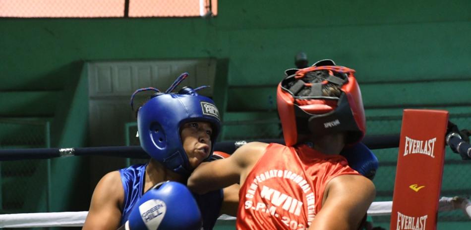 Emely Santana (azul) al momento de propinar el golpe con que dejó fuera de combate a su contrincante Graisi Vásquez (rojo) a los 19 segundos de la pelea.