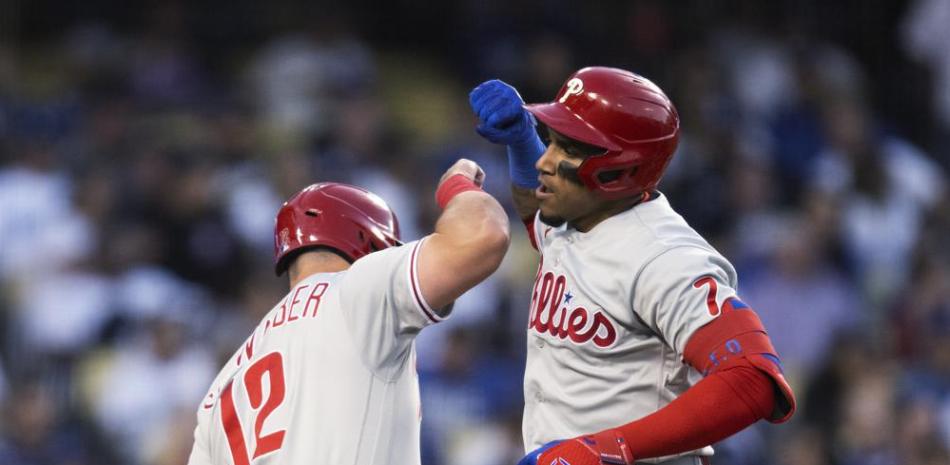 Johan Camargo y Kyle Schwarber, de los Filis, celebran un jonrón de dos carreras de Camargo en el segundo inning del juego frente a los Dodgers de Los Ángeles.