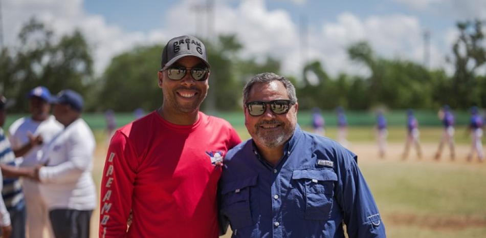 Johan Ramírez, presidente-fundador de Dream Big y el comisionado nacional de béisbol Junior Noboa.