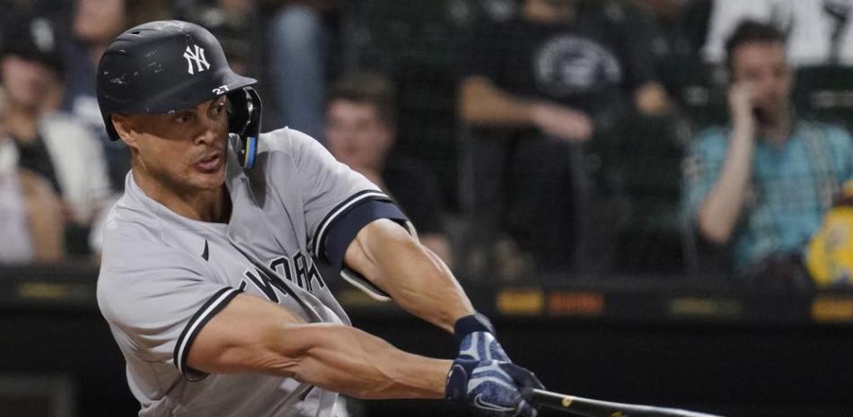 Giancarlo Stanton, de los Yanquis, conecta un sencillo de dos carreras en el encuentro ante los Medias Blancas de Chicago.