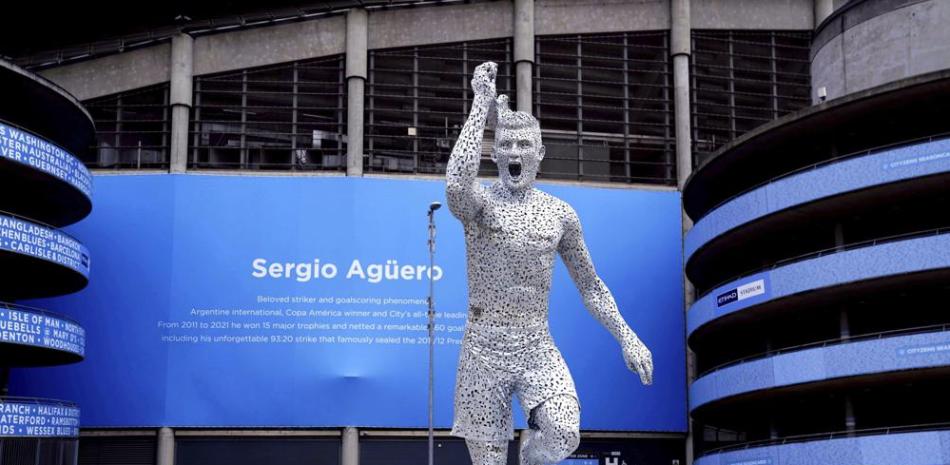 El Manchester City devela una estatua del argentino Sergio Agüero creada por el escultor Andy Scott, afuera del Estadio Etihad, en Manchester, Inglaterra.