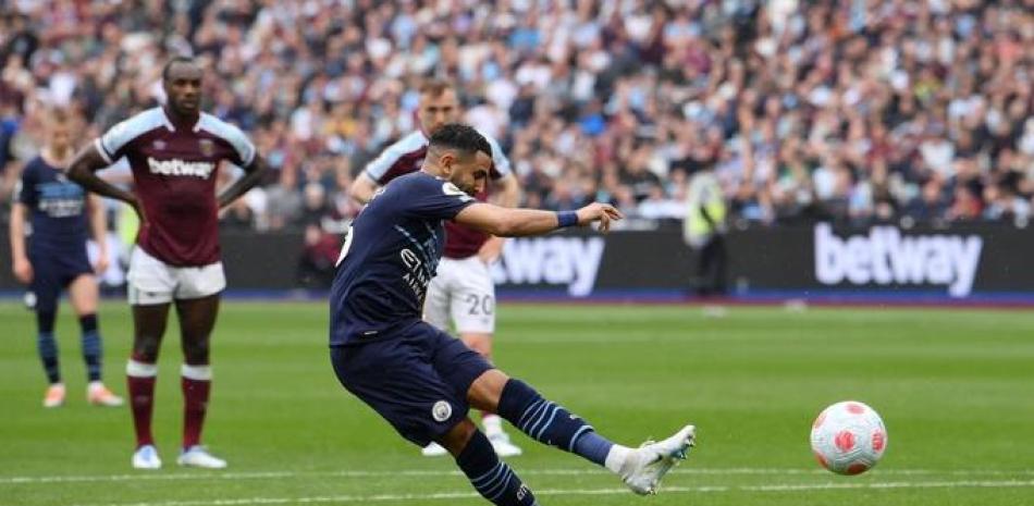 Riyad Mahrez se dispone a realizar el disparo que bien pudo proporcionarle la corona al Manchester City en la Liga Premier.