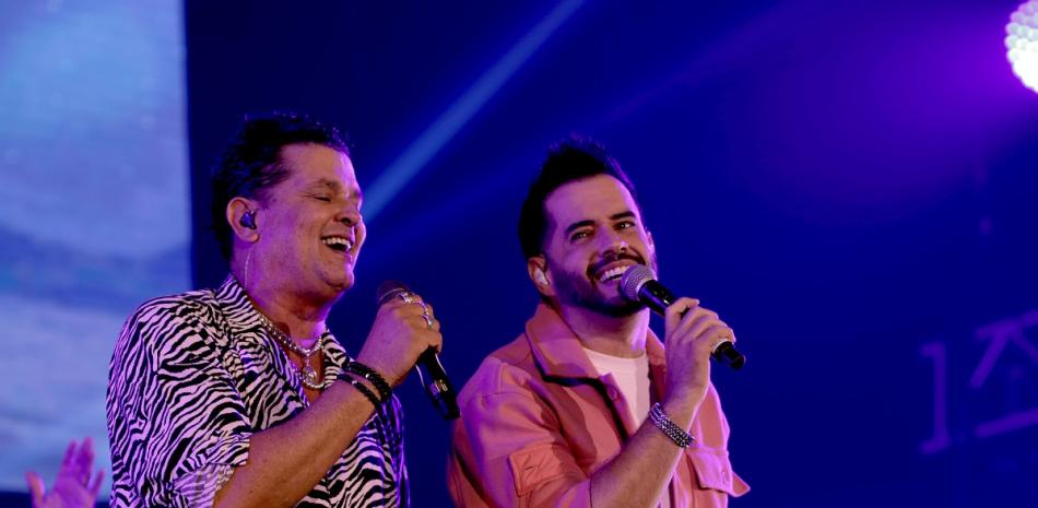 Manny Cruz y Carlos Vives cantaron juntos dos temas durante el show del colombiano en el Palacio de los Deportes.