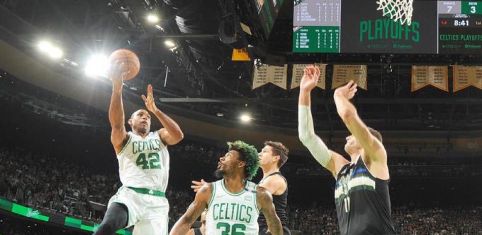 El dominicano Al Horford busca anotar dos puntos en el choque que los Celtics se impusieron a los Bucks de Milwaukee.