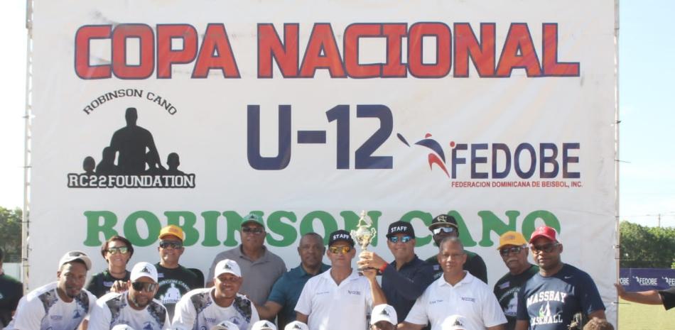 Johnny Ortiz presidente de la Asociación de Béisbol de Baní recibe de manos de Juan Núñez Nepomuceno y de mas directivos de Fedobe el trofeo de campeón que acredita a Bani como gran campeón del torneo U-12 en que se disputó la Gran copa Robinson Canó.
