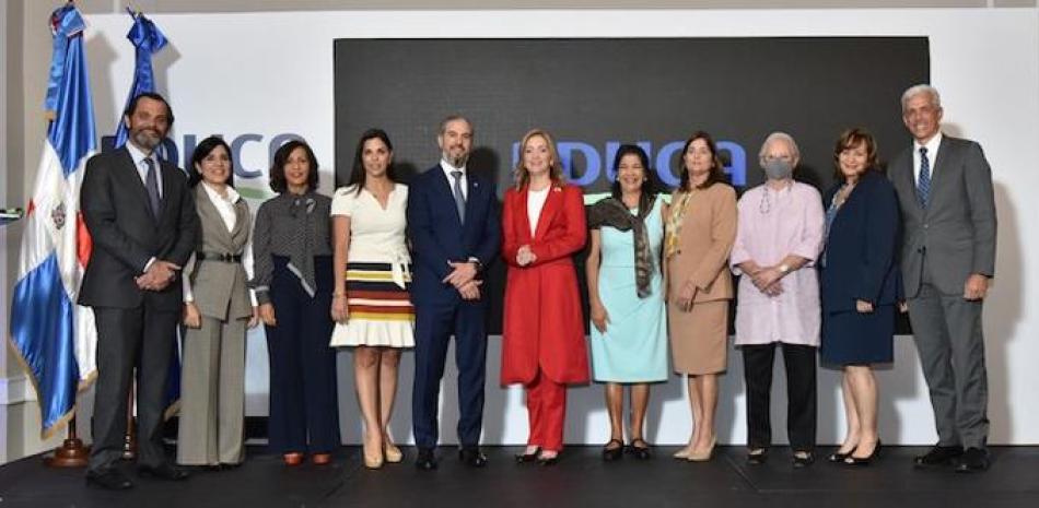 Al centro María Waleska Álvarez, presidenta de Educa, La acompañan los señores José Miguel Bonetti, Mariel Bera, Mildred Minaya, Nabila Rizek y William Phelan. Arelis Rodríguez, Leonor Elmúdesi, Rosa Bonetti de Santana, Yandra Portela Ypie  Alejandro Peña Prieto