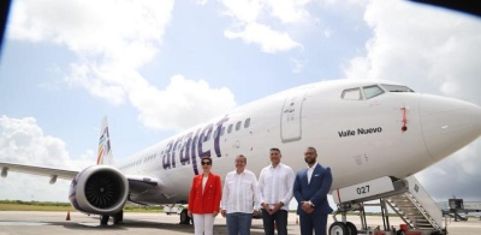 Ejecutivos de la aerolínea Arajet  y el ministro de Medio Ambiente Orlando Jorge Mera. Fotos: Arajet