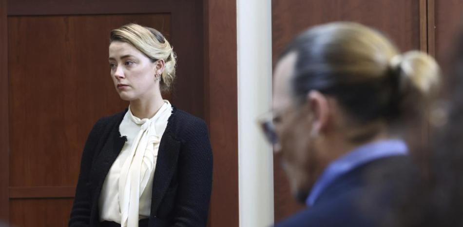 La actriz Amber Heard, a la izquierda, y el actor Johnny Depp comparecen en el Tribunal de Circuito del Condado de Fairfax, en Fairfax, Virginia, el jueves 5 de mayo de 2022. (Foto: Jim Lo Scalzo/Pool vía AP).