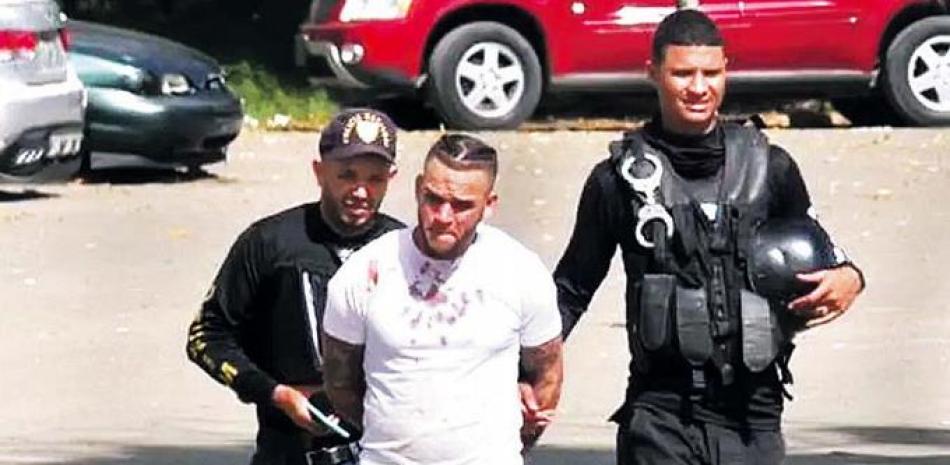 El peluquero Richard Rafael Báez cuando era conducido detenido.. ARCHIVO/LD