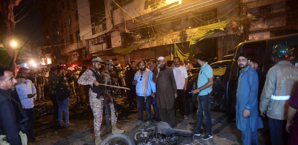 Oficiales de seguridad inspeccionan el sitio después de la explosión de una bomba en Karachi el 16 de mayo de 2022, que mató a una persona e hirió a nueve, dijo la policía.
Asif HASSAN / AFP