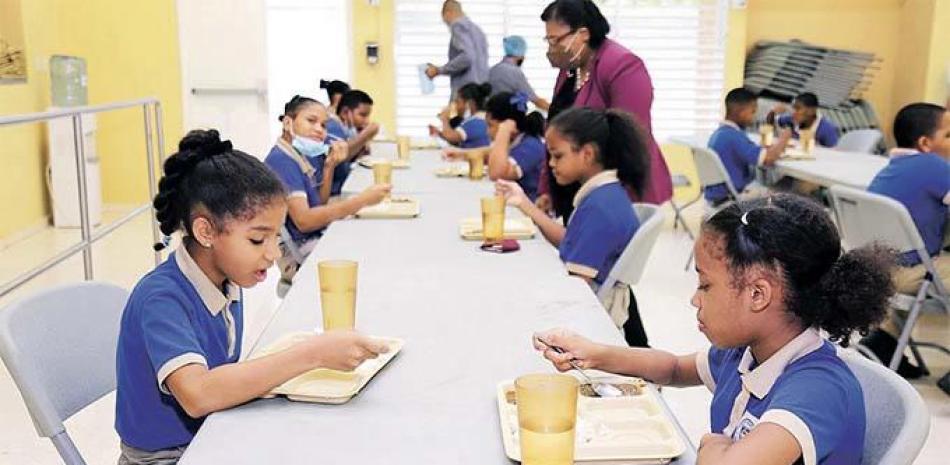 El almuerzo estaría beneficiando a más de 700,000 familias dominicanas.