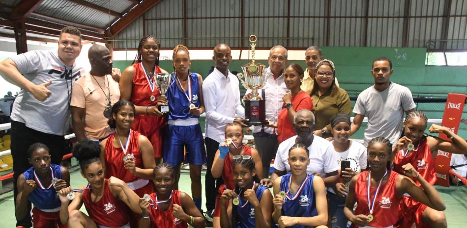 Integrantes del equipo de boxeo de San Pedro de Macorís que obtuvo el máximo trofeo en el certamen efectuado en esta ciudad