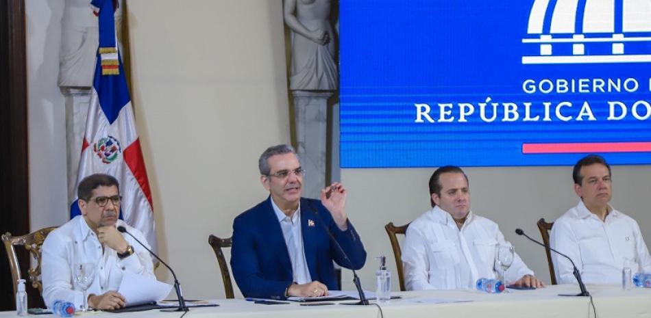 Presidente de la República, Luis Abinader, junto con otros funcionarios. / Fuente externa.