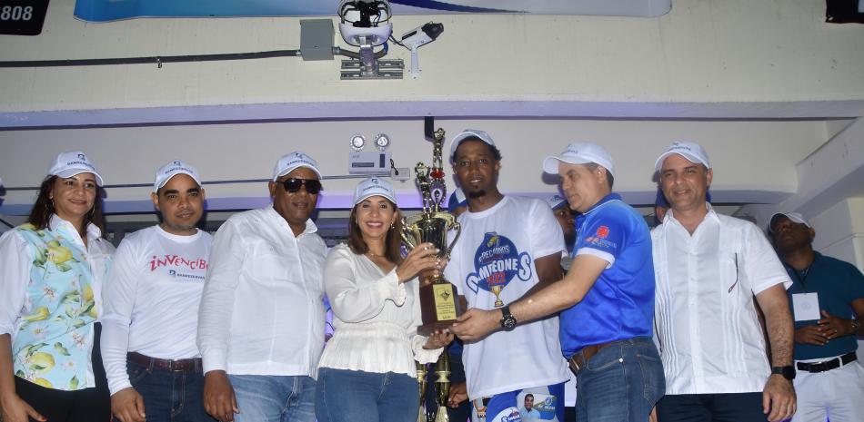Kelvin Peña, de los Correcaminos de la Parte Baja, recibe el premio de Jugador Más Valioso de la serie final del torneo de baloncesto superior de Puerto Plata.