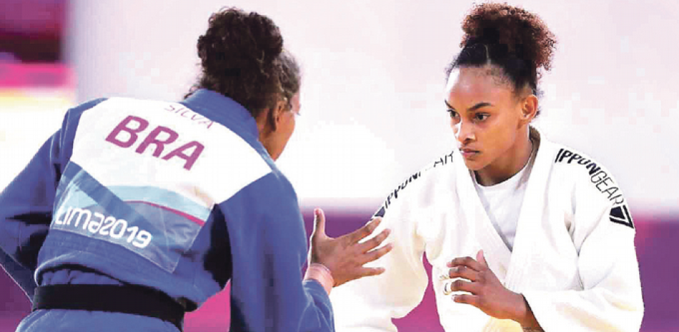 Un momento del combate entre Ana Rosa contra la despojada campeona brasileña, Rafaela Silva. (FUENTE EXTERNA)