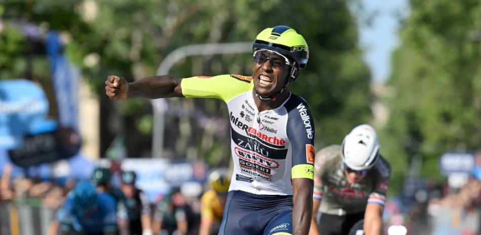 Biniam Girmay celebra tras ganar la 10ma etapa de Giro de Italia, en Jesi, el martes 17 de mayo de 2022.