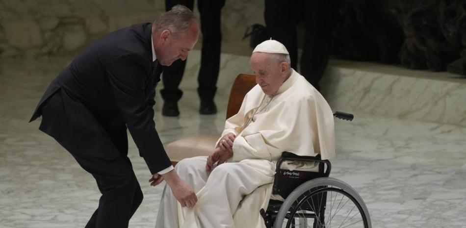 El papa Francisco consulta su reloj mientras asiste a una audiencia con peregrinos del centro de Italia en el Vaticano. Fuente AP