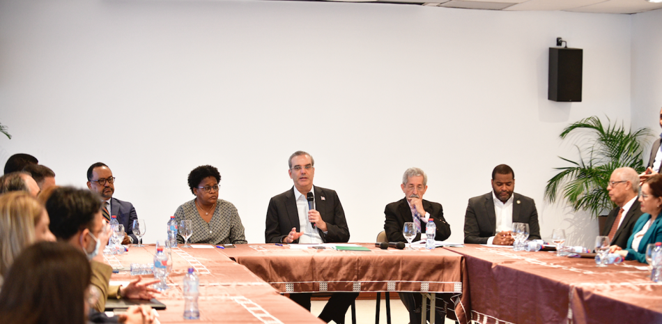El presidente Luis Abinader se reunió ayer con el presidente del CES, Rafael Toribio, empresarios, sindicalistas y miembros de la sociedad civil. JOSÉ A. MALDONADO/LD