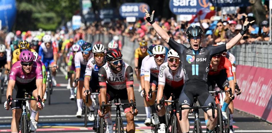 Alberto Dainese (derecha) alza los brazos tras ganar la 11ma etapa del Giro de Italia, entre Santarcangelo di Romagna y Reggio Emilia.