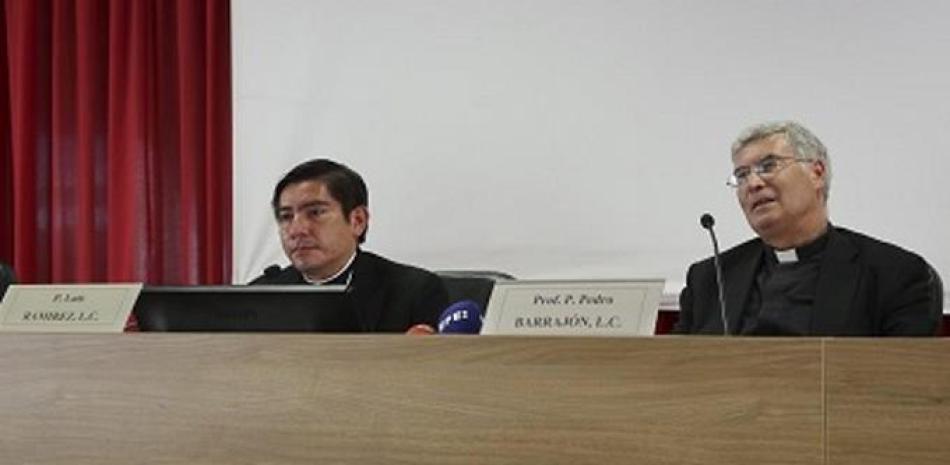 El padre Luís Ramírez (i), coordinador del curso, y el padre Pedro Barrajón. Foto: EFE