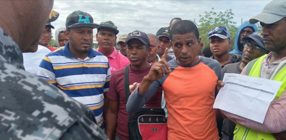 Durante la marcha pacífica de los motoconchistas de Pedernales demandaron el cese de motoconchistas haitianos por la frontera con Pedernales, porque operan de forma ilegal. ODALIS BÁEZ/LD