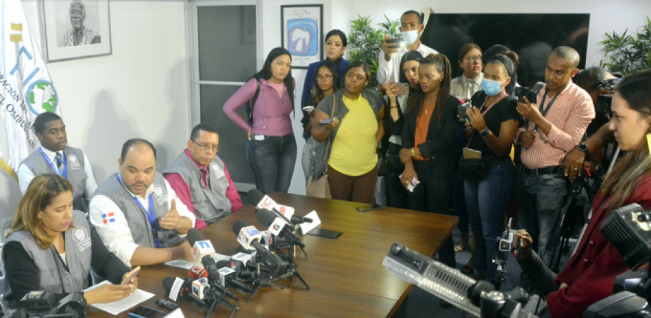 El Defensor del Pueblo, Pablo Ulloa, encabezó una rueda de prensa sobre el informe relacionado a las muertes de tres ciudadanos en cuarteles policiales. LEONEL MATOS/LISTÍN DIARIO
