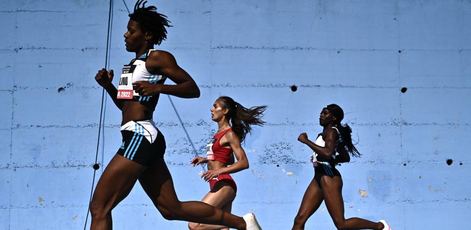 La dominicana Marileidy Paulino, Dalia Kaddari, de Italia y la británica Daryll Neita compiten en los 200 metros del encuentro de campo y pista en Savona, Liguria.