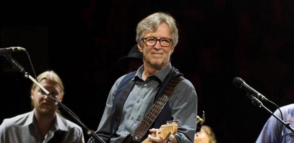 Eric Clapton toca en el Eric Clapton's Crossroads Guitar Festival 2013 en Nueva York, el 14 de abril de 2013. (Foto por Charles Sykes/Invision/AP, archivo).