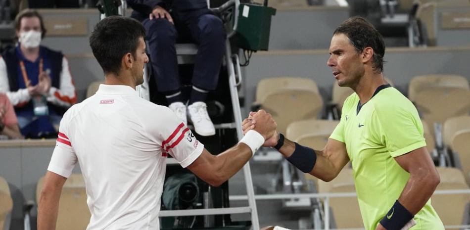 Novak Djokovic (izquierda) estrecha la mano de Rafael Nadal tras derrotarle en la semifinal del Abierto de Francia, el 11 de junio de 2021.