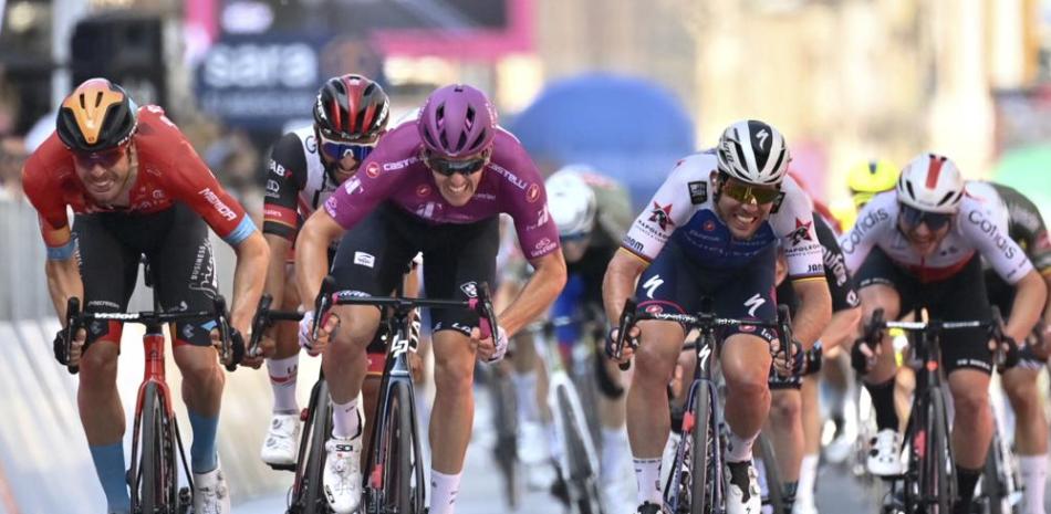 El francés Arnaud Demare, segundo desde la izquierda, cruza la meta para ganar la 13ra etapa del Giro D'Italia, de Sanremo a Cuneo.