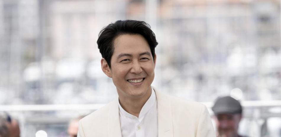 Lee Jung-jae posa en el Festival de Cine de Cannes con motivo del estreno de su película "Hunt", el jueves 19 de mayo de 2022 en el sur de Francia. (Foto por Joel Ryan/Invision/AP).