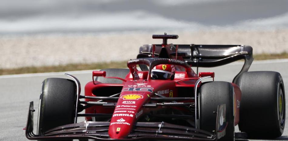 El piloto de Ferrari Charles Leclerc conduce su auto en una sesión de prácticas en la pista Barcelona Catalunya en Montmelo, España.